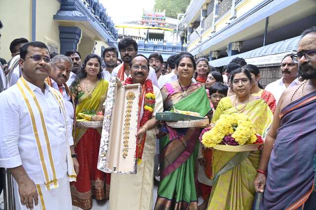 కనకదుర్గమ్మకు రూ. 11 లక్షల విలువైన బంగారు జడ