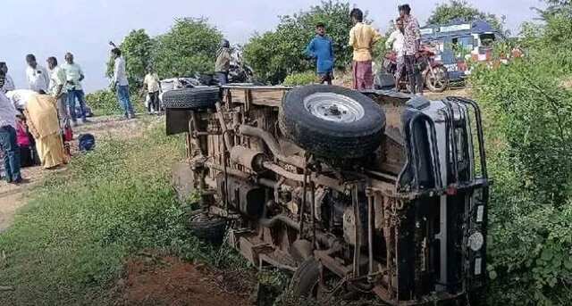 టీచర్ల వాహనం బోల్తా.. 13 మందికి గాయాలు