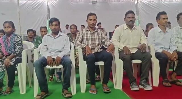 37 మంది మావోయిస్టులు లొంగుబాటు