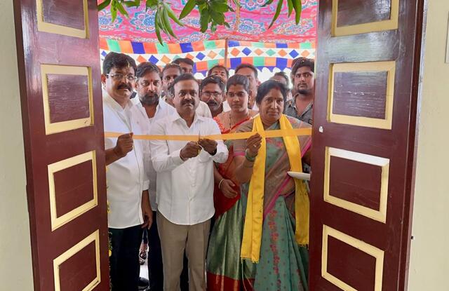 రోడ్లు, తాగునీటి సమస్యల పరిష్కారానికి కృషి