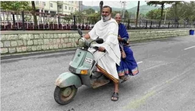 స్కూటర్‌పై తల్లితో సంకల్పయాత్ర