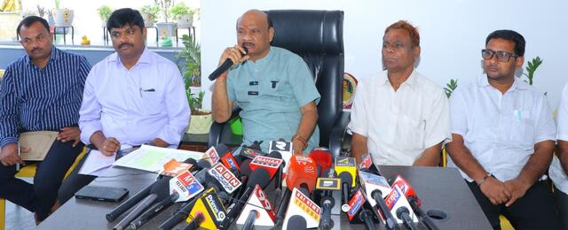 13 ఏళ్ల నిరీక్షణకు తెర.. 246 మంది రైతులకు 186 ఎకరాల భూమి