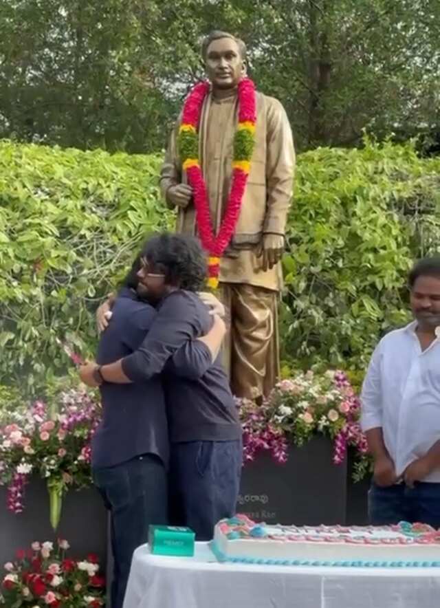 నాగార్జున కాళ్లు మొక్కిన అయ్యగారు!