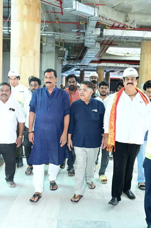 ఇనార్బిట్ మాల్‌లో స్క్రీన్స్ నిర్మాణానికి అల్లు అరవింద్ పూజ.