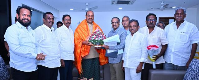 పౌల్ట్రీ రైతుల సంక్షేమానికి పెద్దపీట