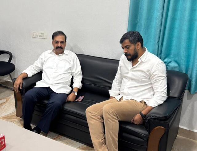 మాజీ మంత్రి కాకానిని కలిసిన అనిల్
