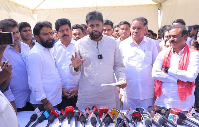 తుపాను వల్ల నష్టపోయిన ప్రతి రైతును ఆదుకుంటాం
