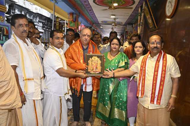 అమ్మవారికి ప్రత్యేక పూజలు చేసిన డీజీపీ
