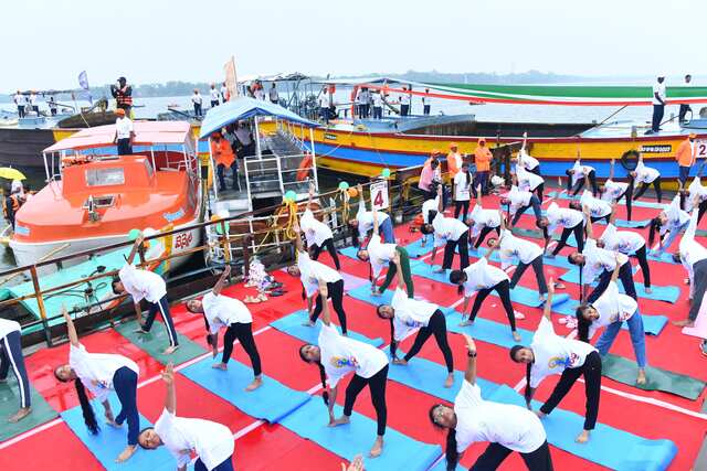 వాట‌ర్ క్రాఫ్ట్ - ఫ్లోటింగ్ యోగాలో ప్ర‌పంచ రికార్డు..