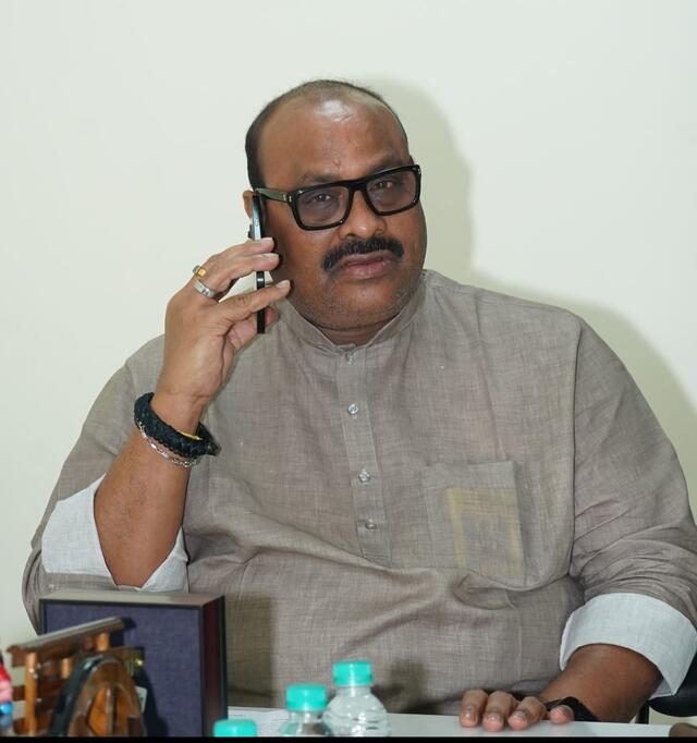 మత్స్యకారుని కుటుంబానికి 10 లక్షలు
