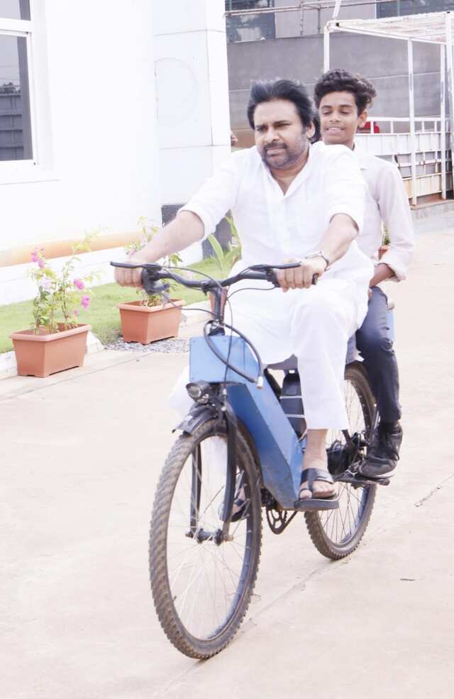 బ్యాటరీ సైకిల్ సిద్ధూని అభినందించిన పవన్