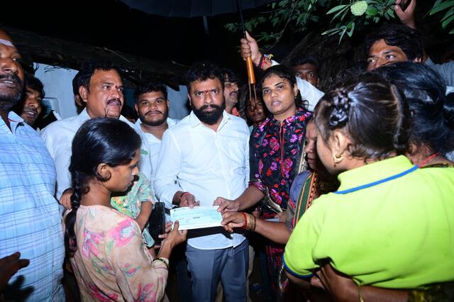రూ.40 వేలు ఆర్థిక సహాయం చేసిన మంత్రి సుభాష్