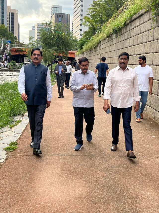దక్షిణ కొరియా పర్యటనలో వాగును పరిశీలించిన మంత్రులు