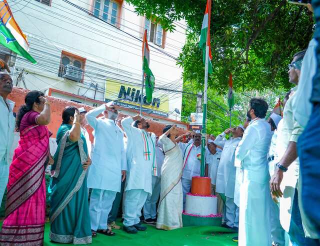 జాతీయ పతాకాన్ని ఆవిష్కరించిన APCC చీఫ్ షర్మిల
