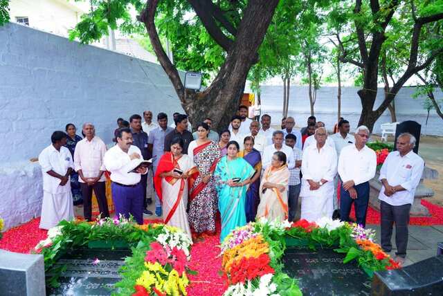 రాజారెడ్డి శత జయంతికి షర్మిల నివాళి!