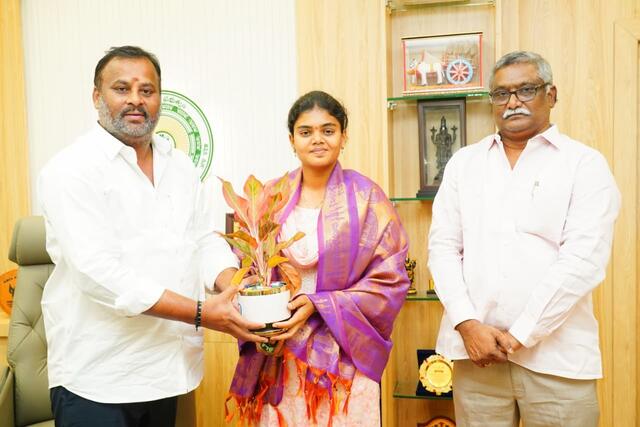 మంత్రి మండిపల్లిని విలువిద్య క్రీడాకారిణి జ్యోతి సురేఖ