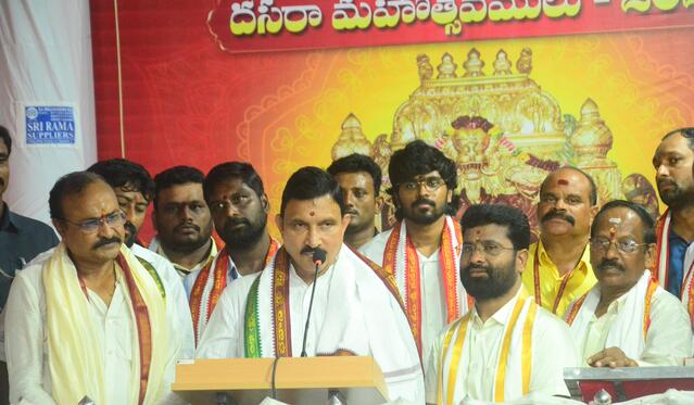 దుర్గమ్మను దర్శించుకున్న 15 లక్షల మంది భక్తులు