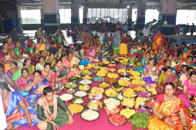 ఇంద్రకీలాద్రిపై శాస్త్రోక్తంగా 'ఆషాఢ సారె'