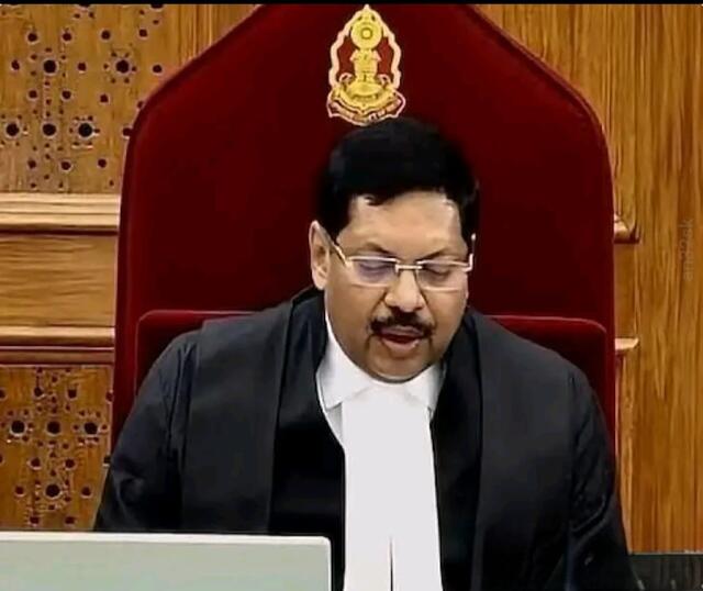 సుప్రీంకోర్టు చీఫ్ జస్టిస్‌పై చెప్పు దాడికి యత్నం