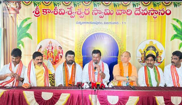 కాశీ విశ్వేశ్వర స్వామి ఆలయంలో మాధవ్