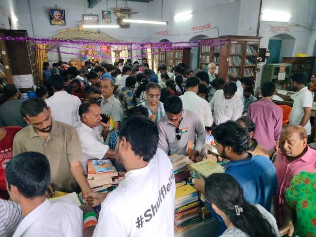 రామ్మోహన్ గ్రంథాలయంలో పుస్తక వితరణ