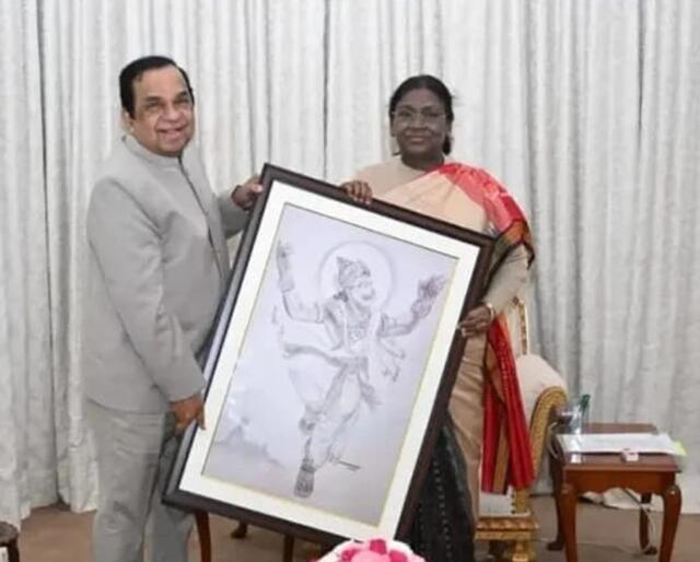 రాష్ట్రపతికి అరుదైన బహుమతి ఇచ్చిన బ్రహ్మానందం