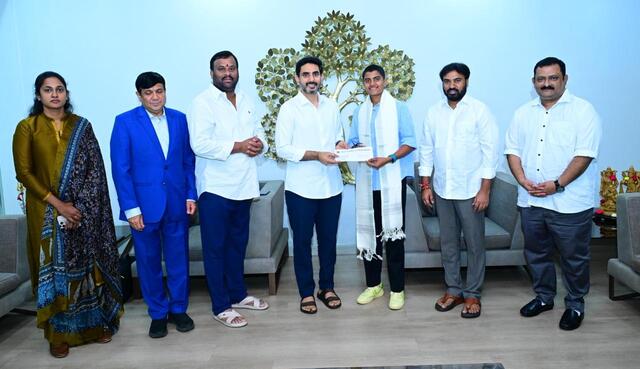 మహిళా క్రికెటర్ శ్రీచరణికి నగదు ప్రోత్సాహకం అందజేత