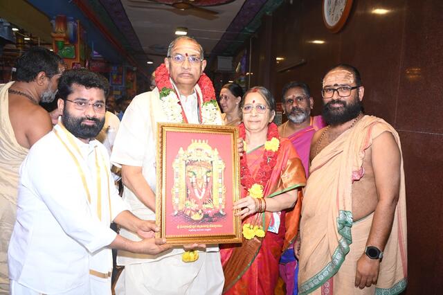 కనకదుర్గమ్మ సేవలో చాగంటి!