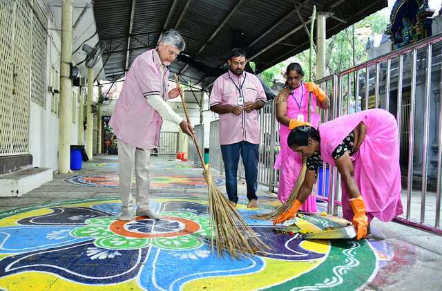 చీపురు పట్టిన చంద్రబాబు!
