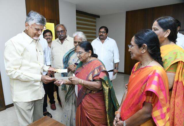 రాజధానికి బంగారు గాజులు విరాళం