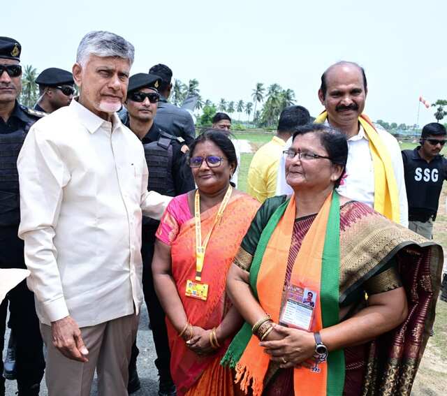 పట్టాదారు పాస్ పుస్తకాలపై ఇతరుల ఫొటోలా?