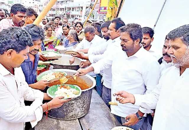 గణేష్ మండపం వద్ద చికెన్ బిర్యానీ