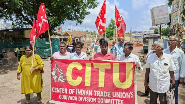 ఆర్టీసీ విద్యుత్ బస్సులపై సీఐటీయూ ధర్నా