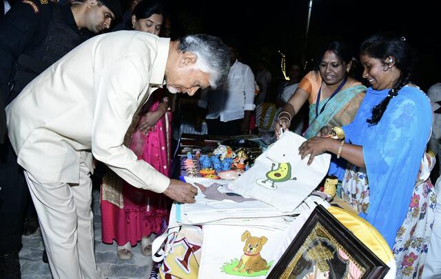 కో-వర్కింగ్ స్పేస్ సెంటర్ ను ప్రారంభించిన సీఎం చంద్రబాబు