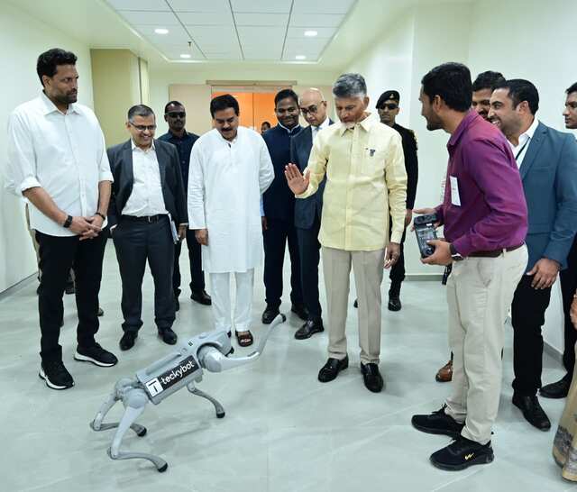 సీఎం చంద్రబాబుకు హాయ్ చెప్పిన రోబో
