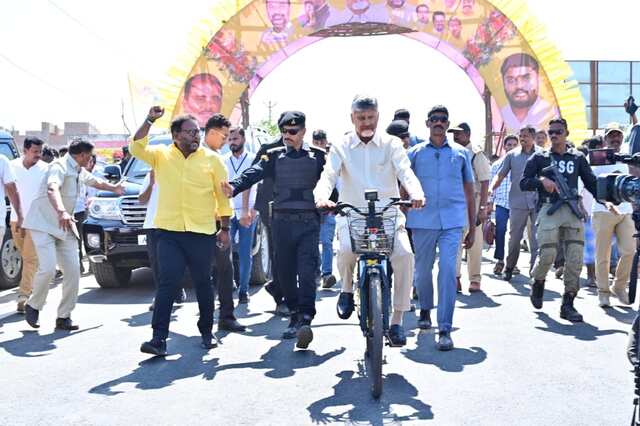 కుప్పంలో 5555 సూపర్ ఇ-సైకిళ్లను  అందించిన సీఎం