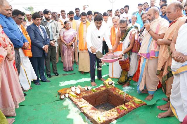 శ్రీశైలంలో 3 స్టార్ హోటల్ కు భూమి పూజ