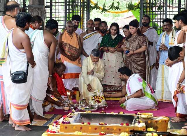 సంప్రదాయ పట్టు వస్త్రాలతో సీఎం చంద్రబాబు శ్రీశైల దర్శనం