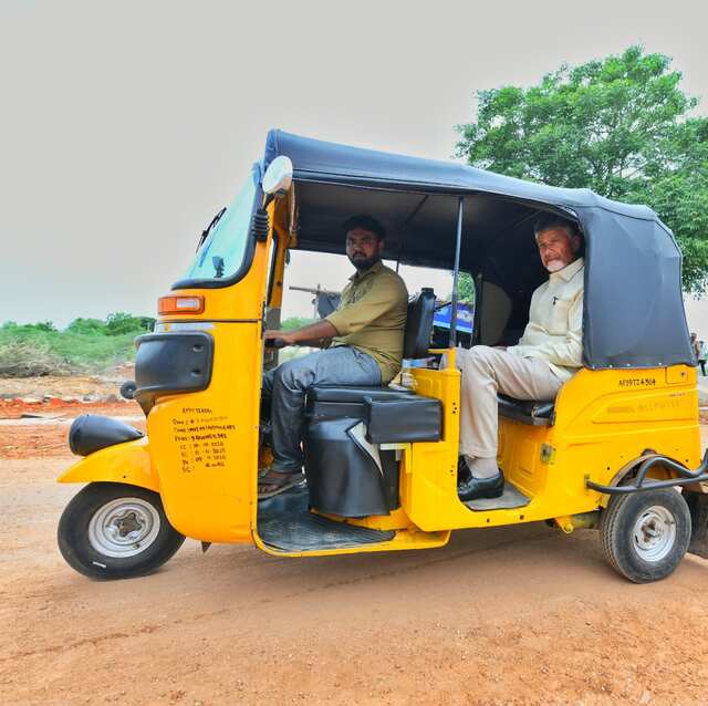 ఆటో ఎక్కి.. ప్రజావేదికకు.. వినూత్నంగా సీఎం చంద్రబాబు!