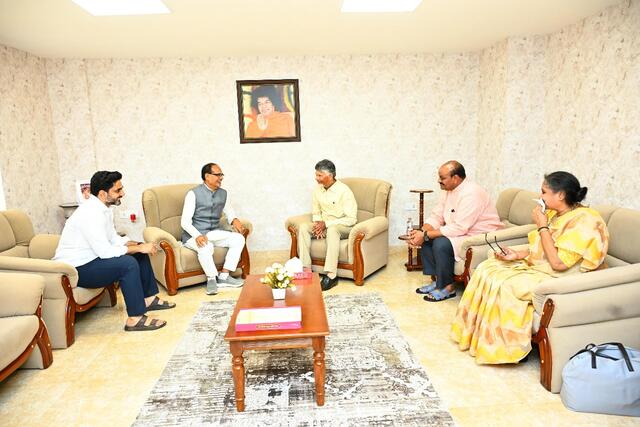 పుట్టపర్తిలోని ప్రశాంతి నిలయాన్ని సందర్శించిన సీఎం, మంత్రి లోకేష్