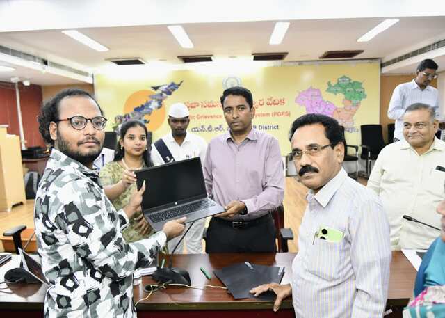 దివ్యాంగ విద్యార్థులకు లాప్ టాప్‌ల అందజేత