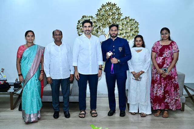 మంత్రి లోకేష్ ను కలిసిన కామన్వెల్త్ గేమ్స్ విజేత