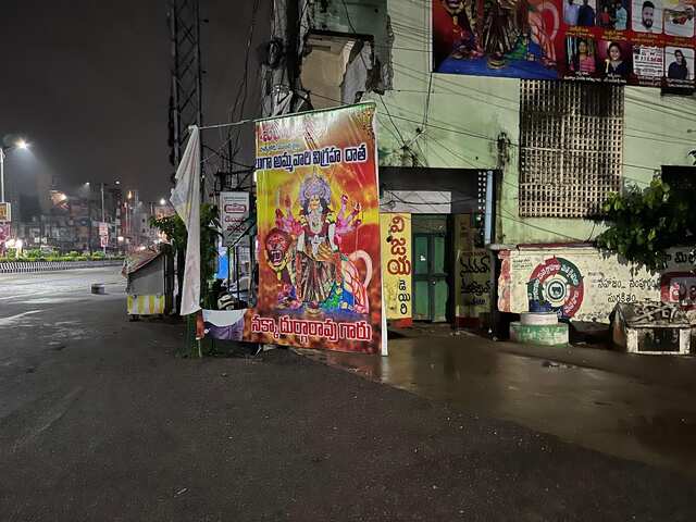 బ్యానర్ల చించివేతపై మంగళగిరి పోలీస్ స్టేషన్లో ఫిర్యాదు