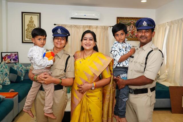హోంమంత్రి అనితను కలిసిన కానిస్టేబుల్ జయశాంతి