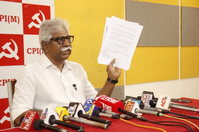 బాబు ఎక్కిన పడవ మునుగుతోంది