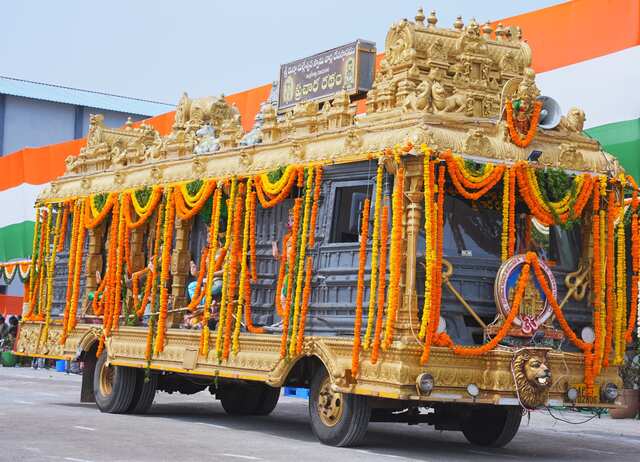 ఆక‌ట్టుకున్న అలంకృత శ‌క‌టాలు