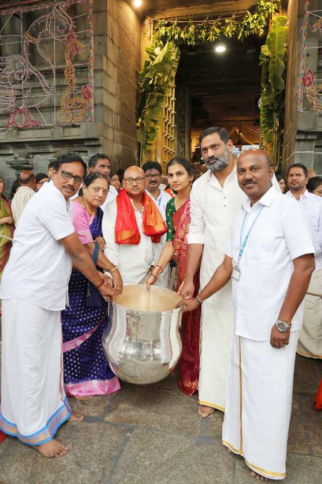 తిరుమల శ్రీవారికి వెండి గంగాళం విరాళం