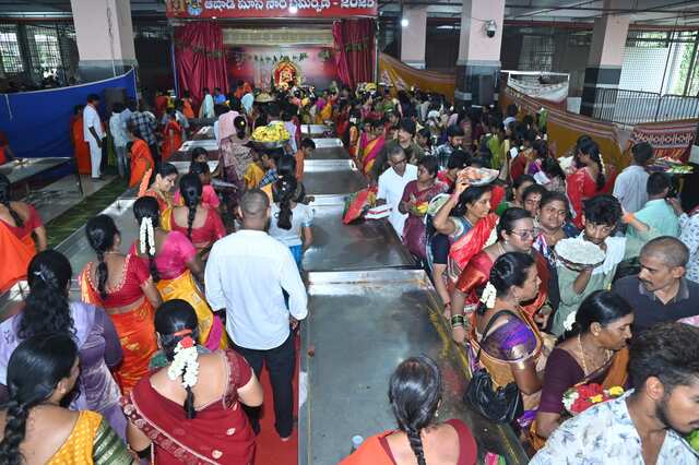 ఇంద్రకీలాద్రిపై కొనసాగుతున్న రద్దీ
