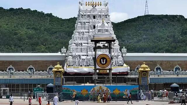 కిటకిటలాడుతున్న తిరుమల