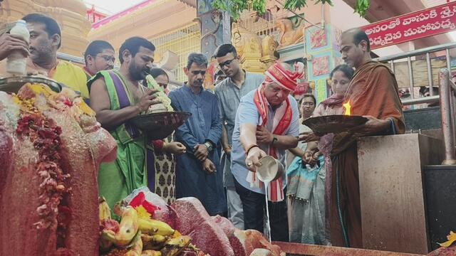 శ్రీ సుబ్రహ్మణ్యేశ్వరుని సేవలో  DGP హరీష్ కుమార్ గుప్తా